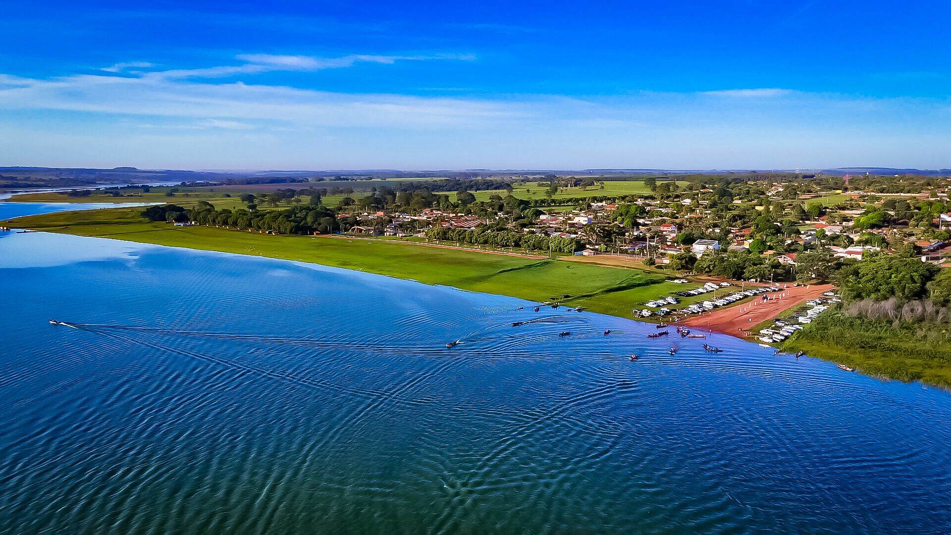 Vista aérea da orla do Rio Grande em Cardoso ao pôr do sol
