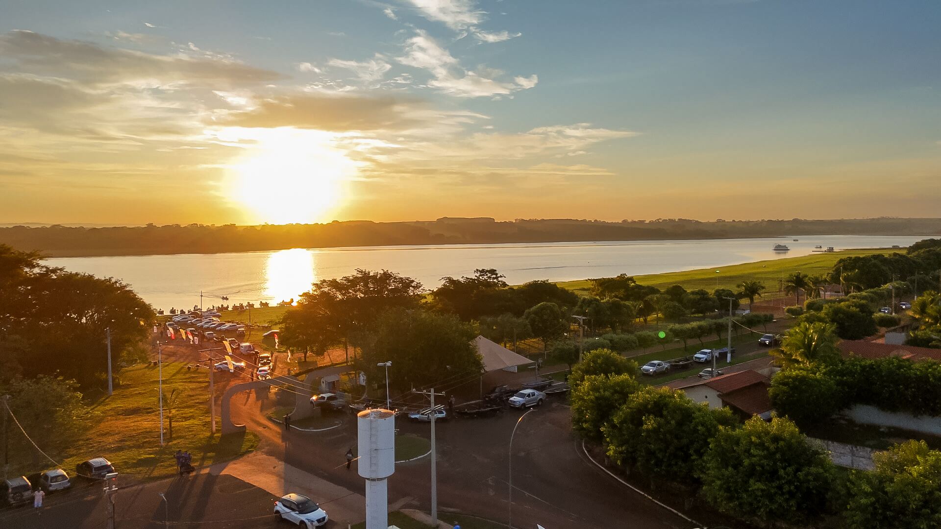 Pôr do sol sobre o Rio Grande em Cardoso