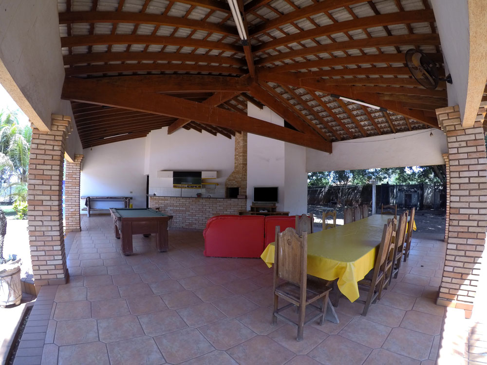Área ampla e gramada do rancho
