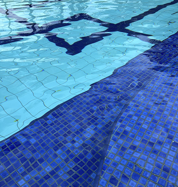 Detalhe do azulejo azul da piscina
