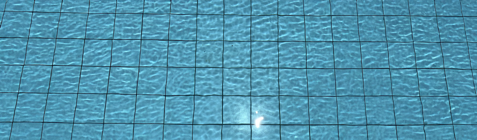Água azul da piscina do rancho